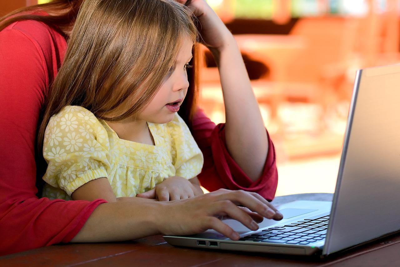 Familie am Laptop Pixabay